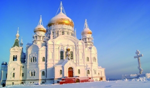 與雪白景色融為一體的俄羅斯古修道院